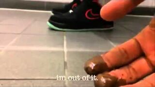 Żart z czekoladą w męskiej toalecie