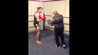 Stary bokser spuszcza szybki lanie młodemu cwaniakowi