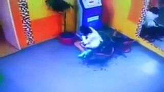 Rozmawiała przez telefon, aż tu nagle..