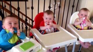 Zobacz jak trojaczki reagują na "Achoo" matki