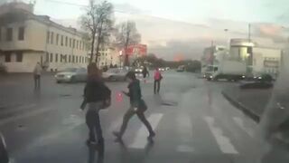 Nietypowe przechodzenie przez pasy