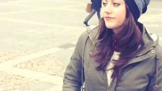 Halloweenowy żart z maską