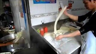 Niesamowicie szybki sposób robienia makaronu lamian