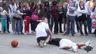 Ośmieszony czarnuch atakuje butelką w głowę