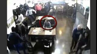 35 chłopa robi rozpierduchę w clubie, a ten spokojnie piwo pije