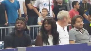 To jej pierwszy raz na meczu. Zobacz reakcje!