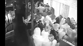 Wielki Rosyjski kozak spuszcza manto frajerom pod dyskoteką