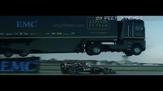 Skok ciężarówką nad bolidem - EMC i Lotus F1