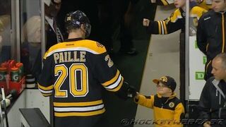 Młody fan hokeja i żółwik