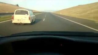 Lecisz 180 km/h po autostradzie, a tu nagle Trabant Cię wyprzedza