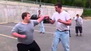 Mały grubasek bije wysokiego frajera