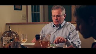 Jak radzić sobie z dzieckiem bawiącym się telefonem przy stole?