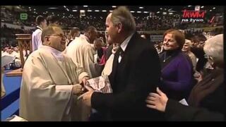 Tadeusz Rydzyk (szybkie ręce) przyjmuje datki od swoich wiernych