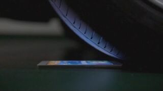 Najcieńszy smartfon! Wbija gwoździe i rozłupuje orzechy!