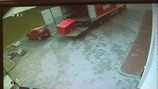 Kierowca z Polo Marketu i wielka lodówka