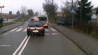 Policja wyprzedza na czołowe pod górkę