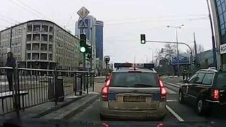 Policjantka poluje na staruszkę, która nie zdążyła przejść na zielonym świetle