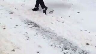 Debil podrywa w stylu MMA