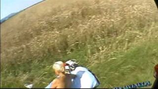 Lądowanie na spadochronie przy półnagiej kobiecie "Nasmarować Panią olejkiem?"