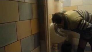 Napił się wody z pisuaru