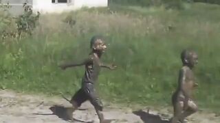 Dzieciaki babrają się w błocie