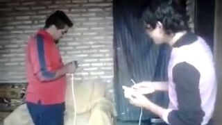 Dotknij dwa kabelki, a ja podłącze je do kontaktu