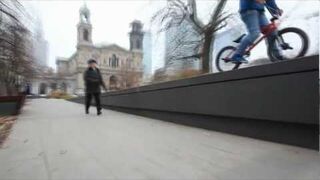 Gość na Bmx i wulgarna babcia