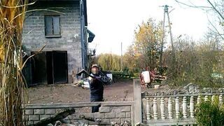 Zniszczył płot siekierą i ciągnikiem