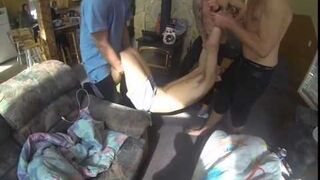 Wyrzucili nagiego nawalonego kumpla przez balkon