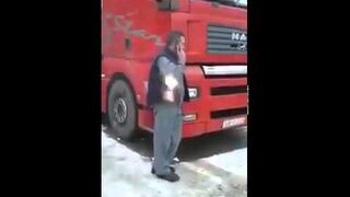 Wsadził kumplowi petarda pod pachę!