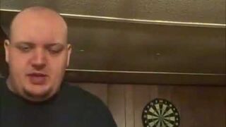 idiota testuje patelnie na głowie