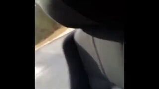 Idiotka robi twerking w samochodzie