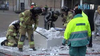 Artyści zalali koleżankę gipsem. Sarkofag z gipsu.