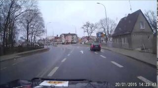 Ta kobieta spaceruje miastem środkiem drogi!