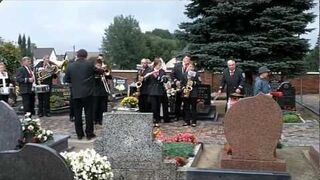 Orkiestra zagrała 100lat na cmentarzu