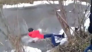 Saszka sprawdza grubość lodu