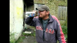 Pijaczek Endzio pije denaturat i popala papierosem