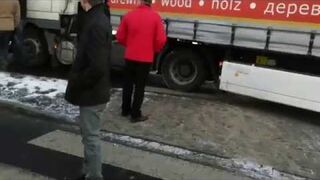 Kierowca TIRA próbuje przejechać górników z KWK Pniówek