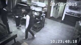 Laska z parasolem załatwia trzech cwaniaków w restauracji