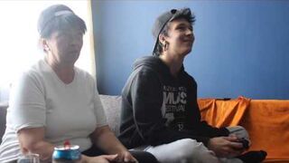 Syn z matką gra w Tekkena. "no to **uj Ci w dupę, jedziemy"