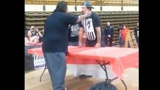 Zawody na strzał z liścia. Grubas nokautuje!