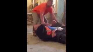 Trzymajcie go, a ja pierdzę! Żart robotników!