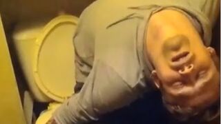 Koleś zasnął nawalony na sedesie w dziwnej pozycji!