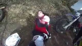 Motocyklista trafia na linkę w lesie