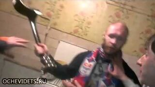 Rozwalanie gitary na głowie. Impreza w Rosji