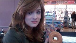 Wsunęła całego bajgla na raz!