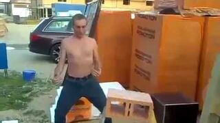 Polski Bruce Lee rozwala cegłe na budowie. "Zrób kur*a szpagat"