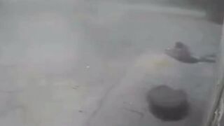 Tak oto kończy się wrzucanie petardy do studzienki