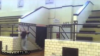 Skok przez poręcz i utrata uzębienie.