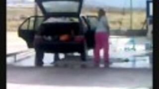 Blondynka myje auto...